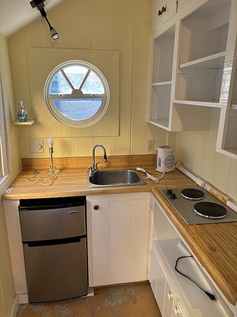 Fridge, sink, and cooktop, and heater. Happy to buy microwave if you want.