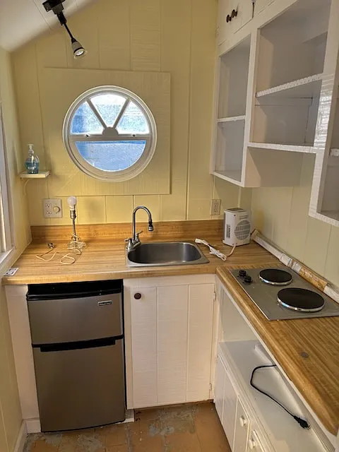 Fridge, sink, and cooktop, and heater. Happy to buy microwave if you want.