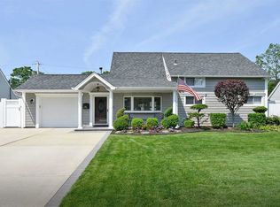 124 Blacksmith Rd E, Levittown, NY 11756