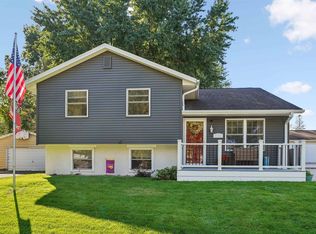 1113 Calumett Dr, Cedar Falls, IA 50613