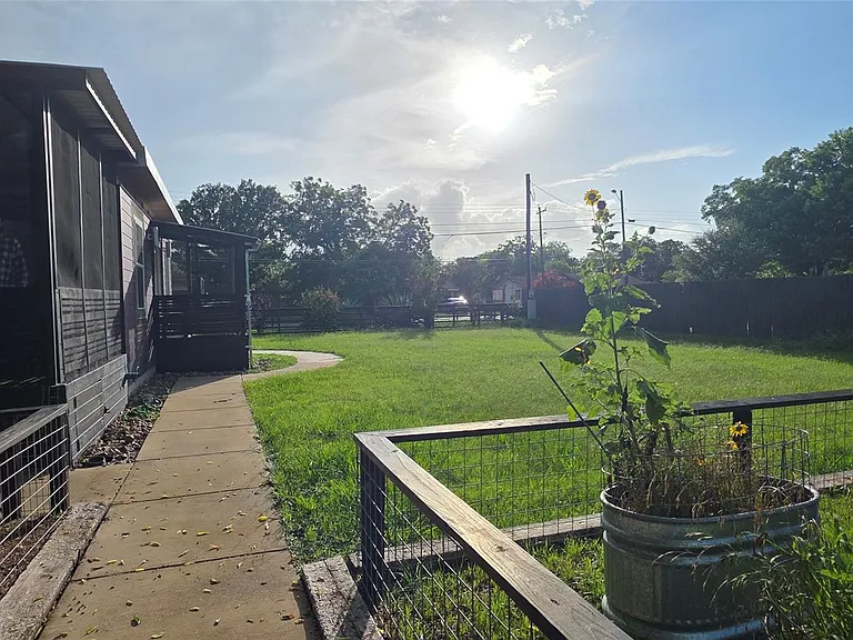 916 S Main St — Photo 13
