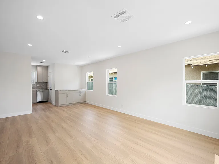 2521 Manhattan Ave — Photo 4