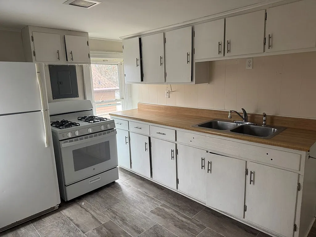 2 bed, 1.0 bath, 792 sqft, $950 — Photo 2
