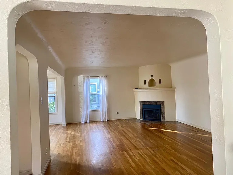 223 E University Ave — Photo 4
