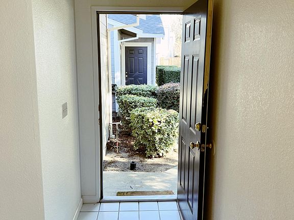 3rd image of 821 Northampton Ct