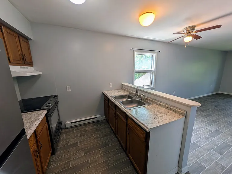 115 S Railroad St — Photo 4