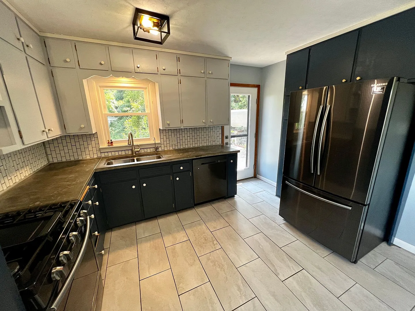 Updated 4 Bed 2 Bathroom House near East HyVee! — Photo 3