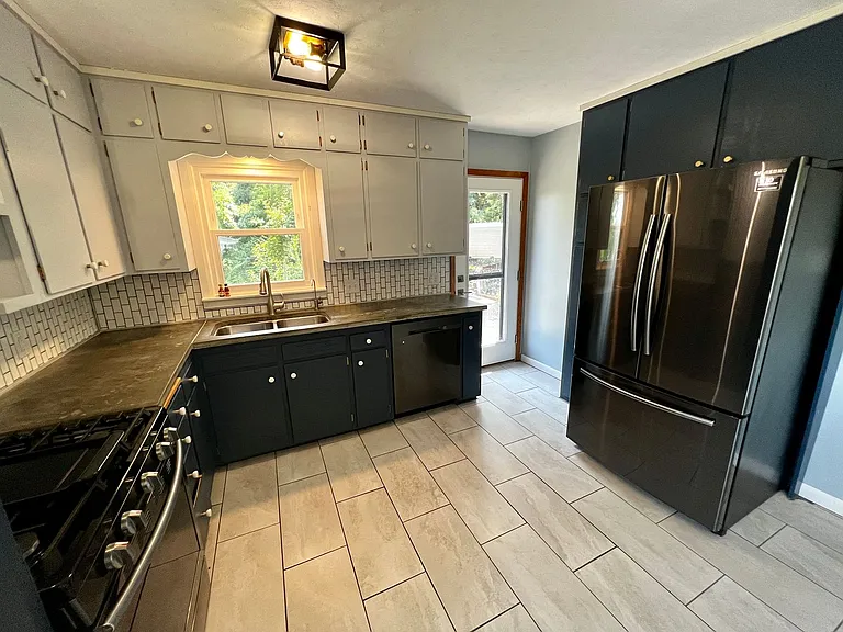 33 Susan Ln — Photo 3