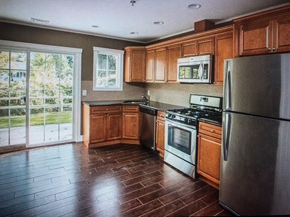 3rd image of 170 W Montauk Hwy APT 10