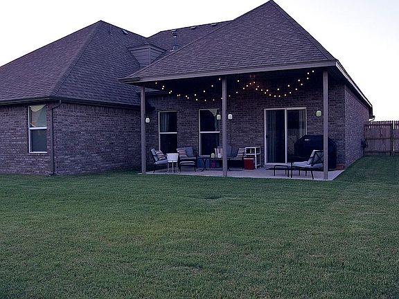 Patio w/natural gas feed