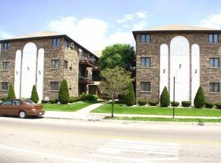 6348 W Addison St #102, Chicago, IL 60634