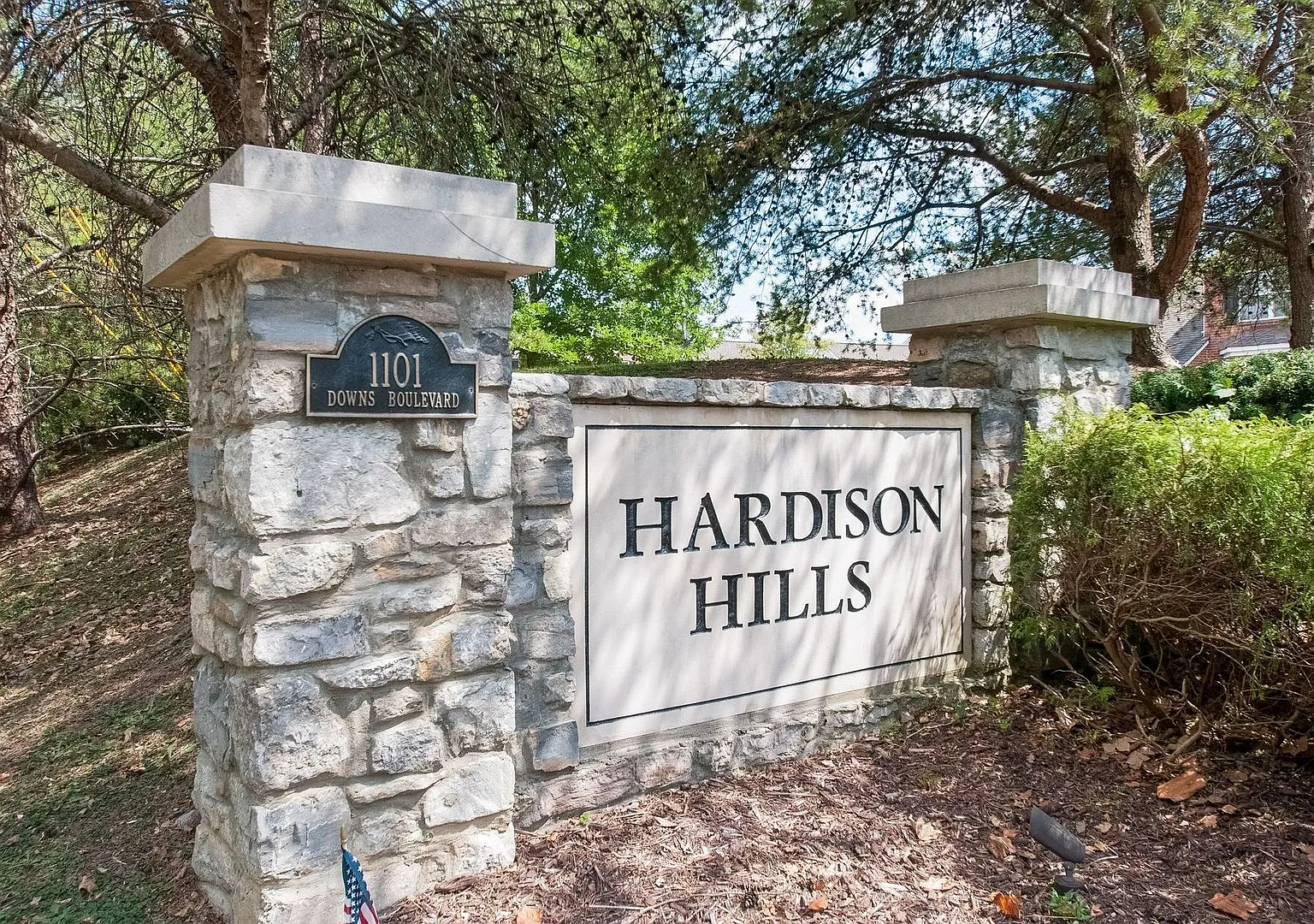 Charming 2-Bed Townhome in Hardison Hills — Photo 3