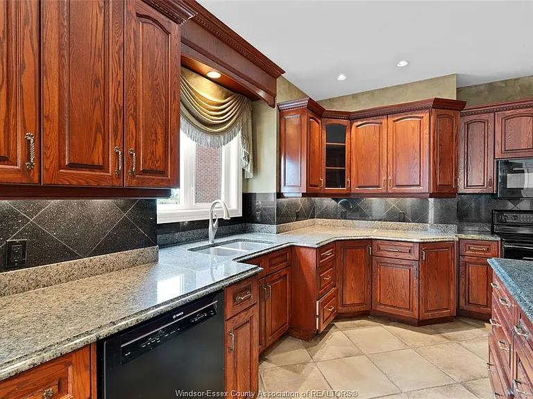 1585 Stoneybrook Cres — Photo 14