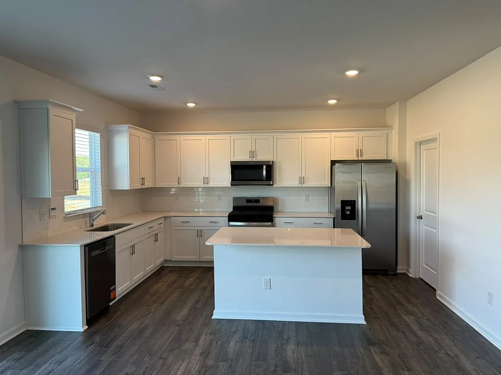 5 bed, 2804 sqft, $2,795 — Photo 3