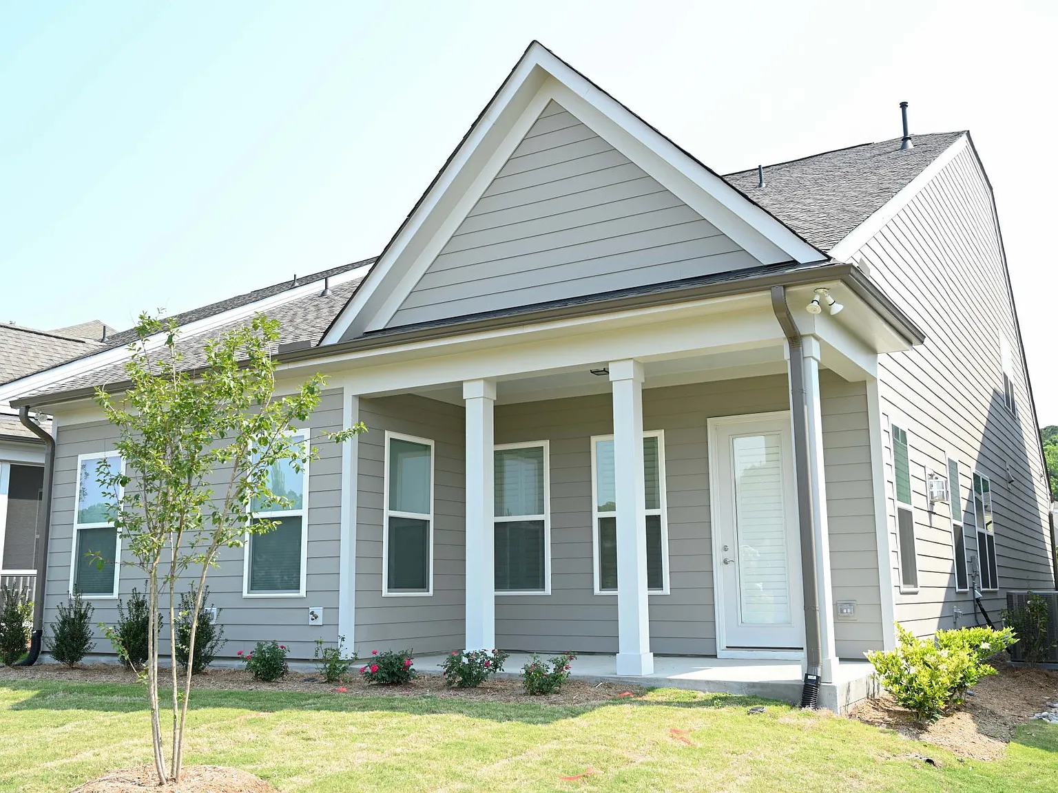 3 bed, 3.5 bath, 2864 sqft, $3,300 — Photo 2