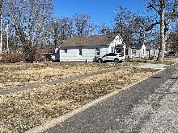 3rd image of 1221 E Jackson St