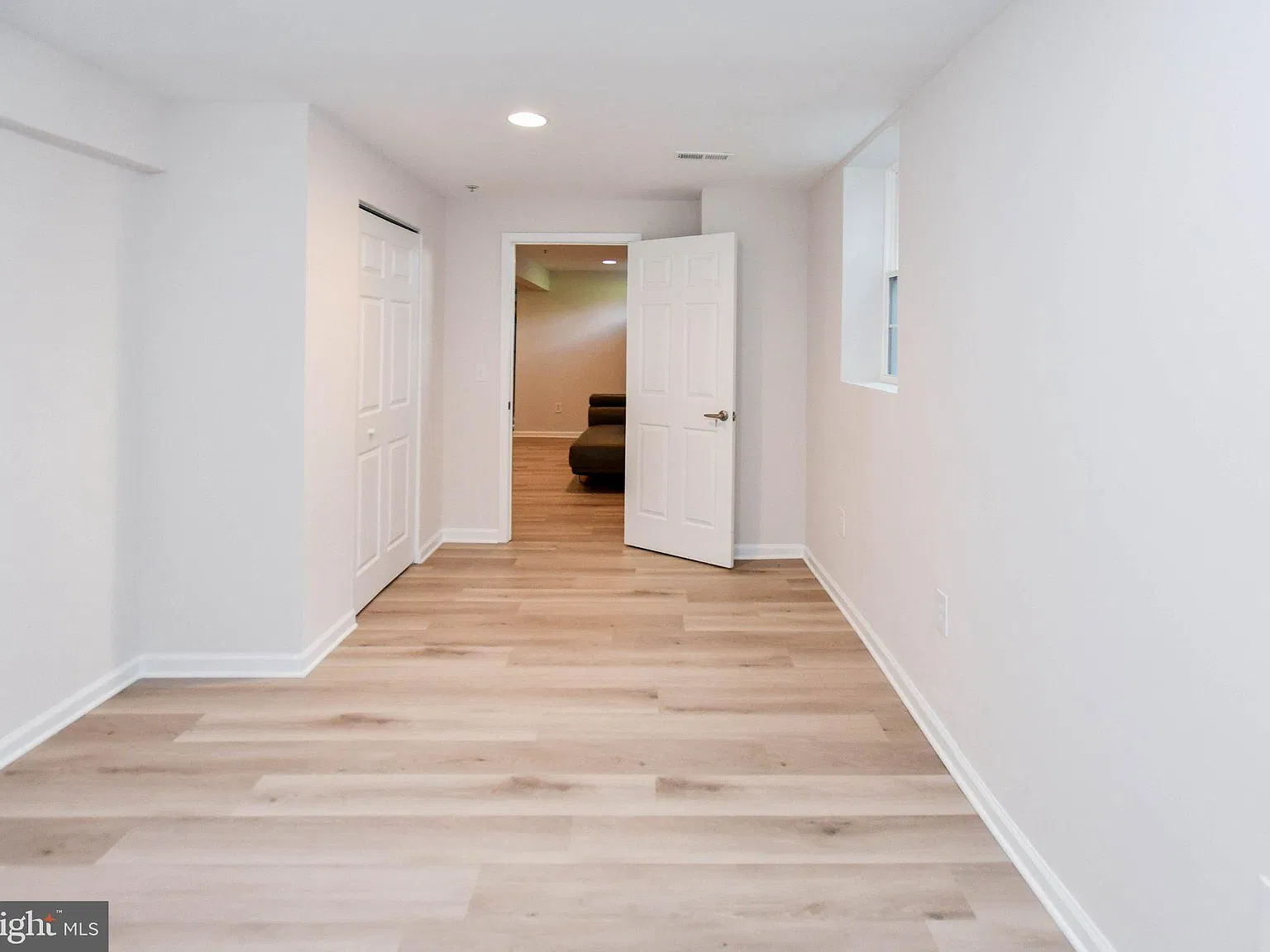 2 bed, 1.0 bath, 3192 sqft, $1,990 — Photo 3