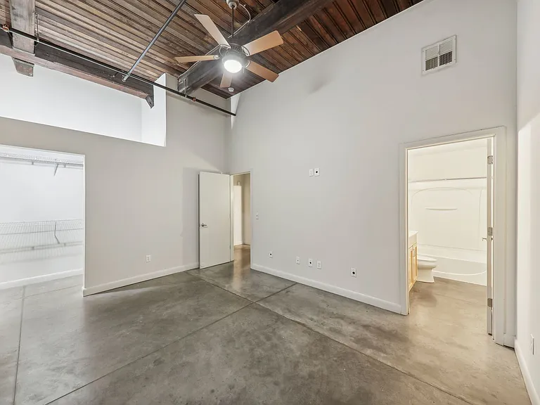 Stadium Loft Apartments — Photo 33