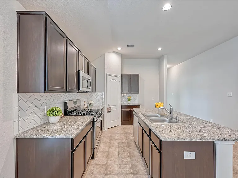 3410 Golden Amber Ct — Photo 6
