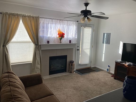 3 Living Room -IMG_6066_12272021