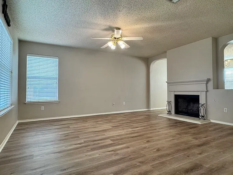 1202 Meadowgate Dr — Photo 4