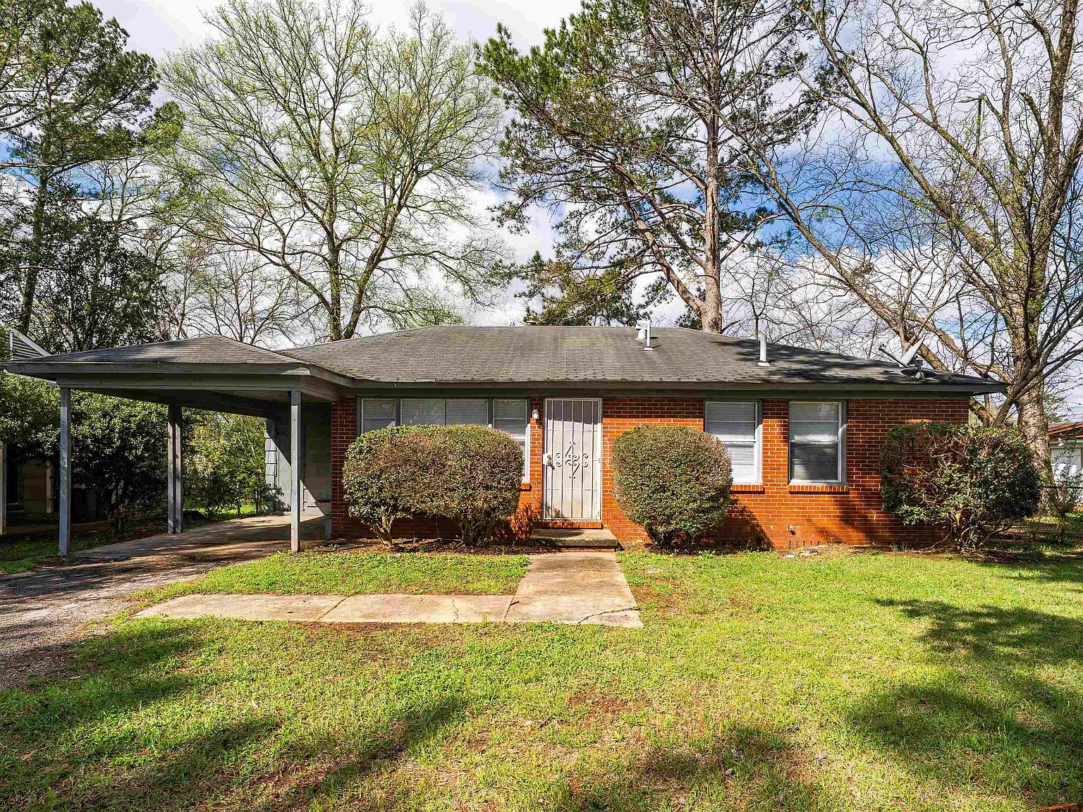 3 bed, 1.5 bath, $950 — Photo 1
