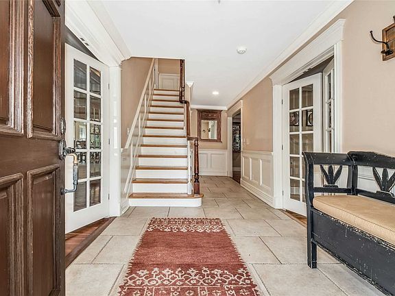 3rd image of 5 Bay Hills Ct