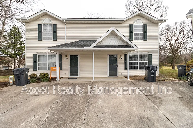 2 bed, 1.5 bath, 1040 sqft, $1,395 — Photo 1