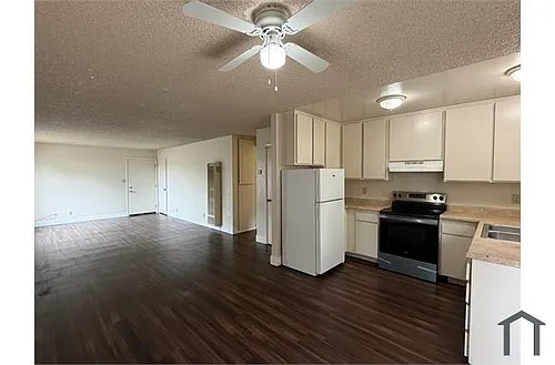 443 Fleming Ave E Photo 1