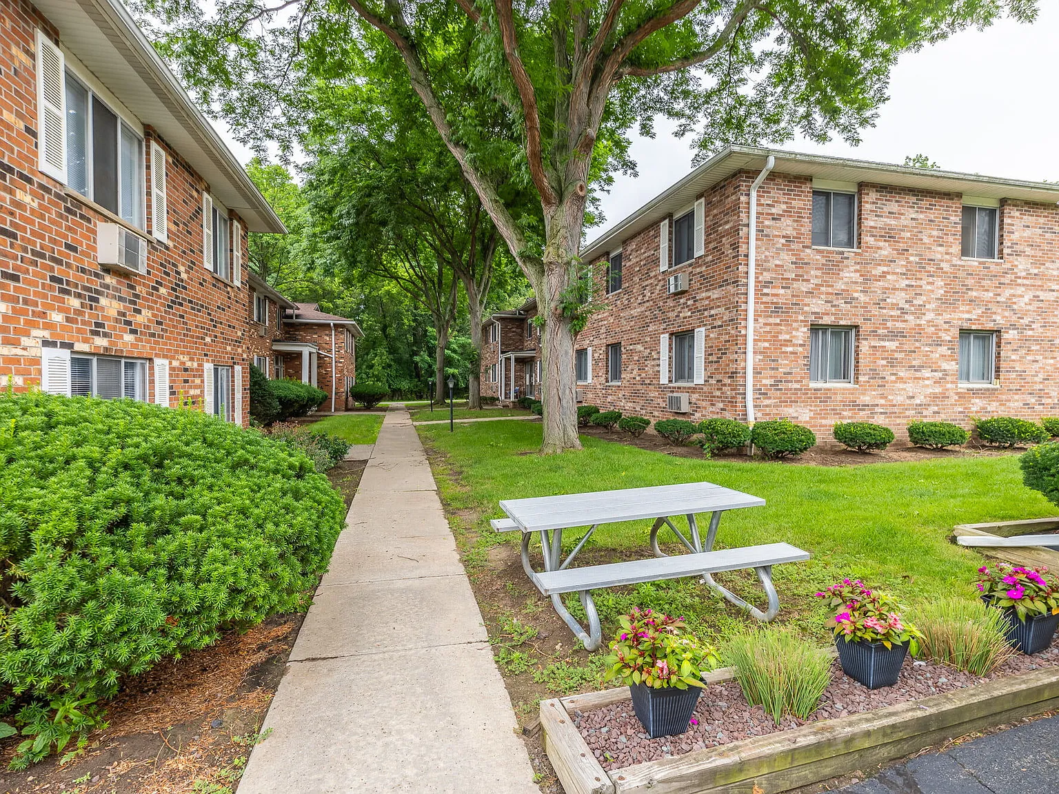 Oakwood Manor Apartments — Photo 1