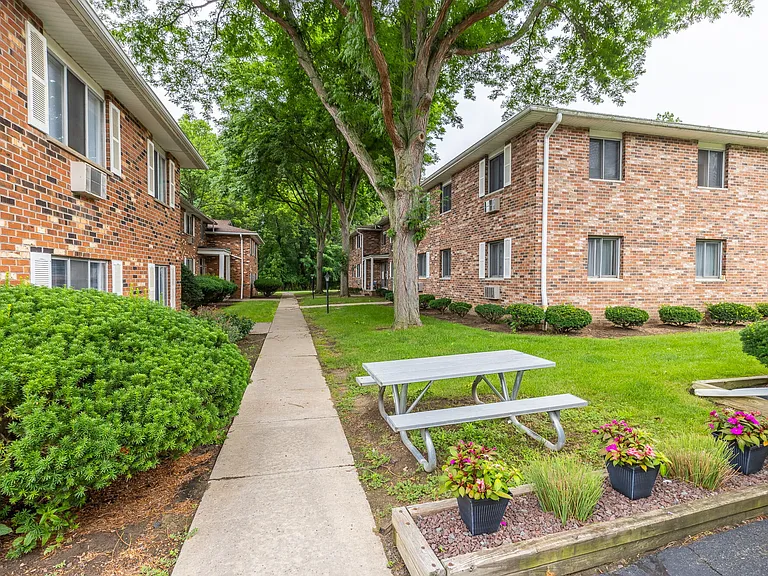 Oakwood Manor Apartments — Photo 1