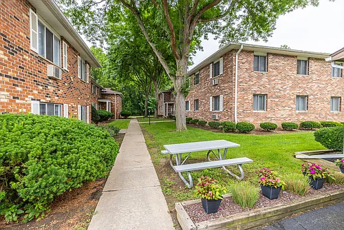 Oakwood Manor Apartments Photo 1