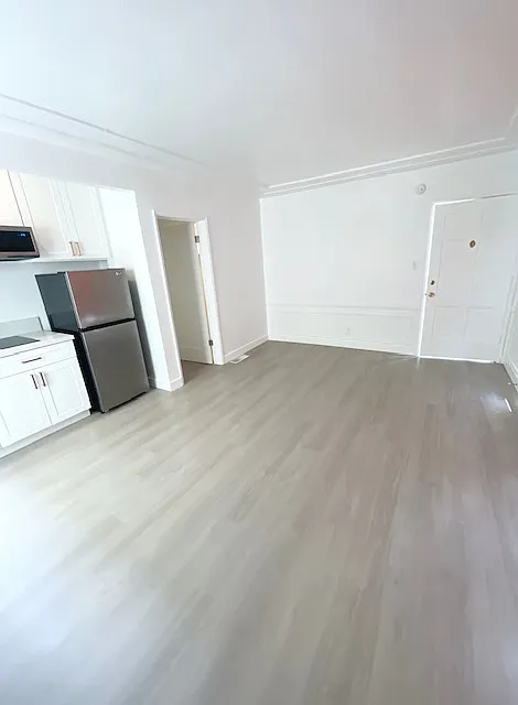128 S Reeves Dr — Photo 2