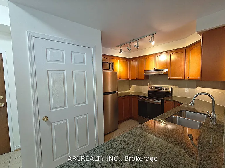 2 Maison Parc Ct #406 — Photo 8