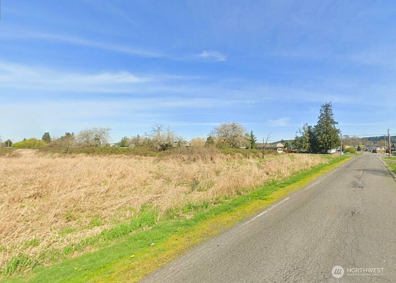 3rd image of 305 Tacoma Boulevard