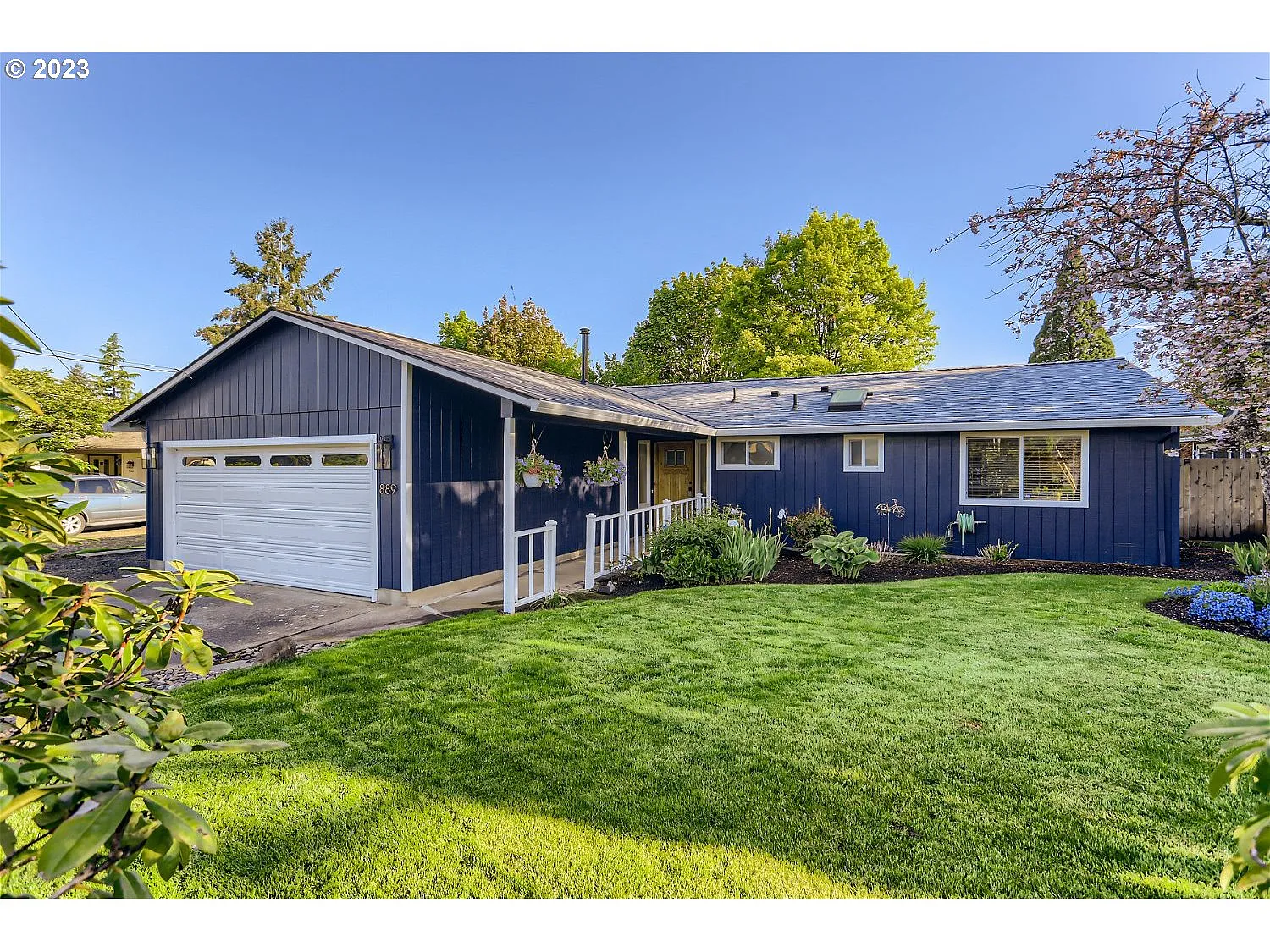 889 NE Sunrise Ln photo 1