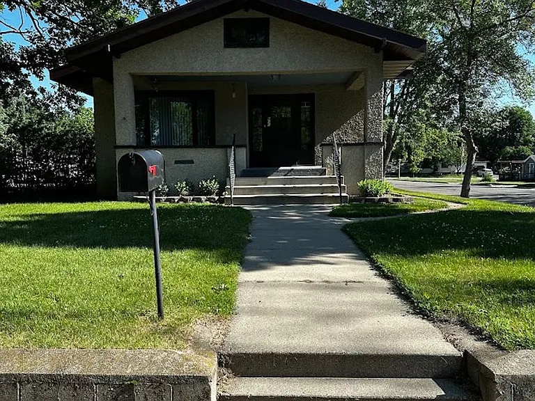 625 Iowa Ave NE — Photo 1