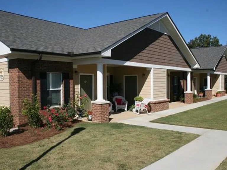 Country Club Cottages — Photo 2