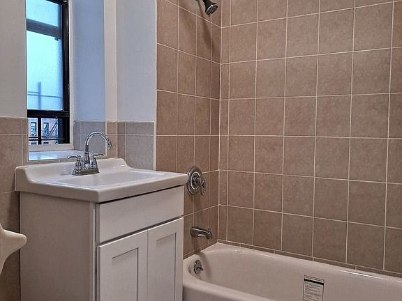 5th image of 289 Empire Blvd APT 5D