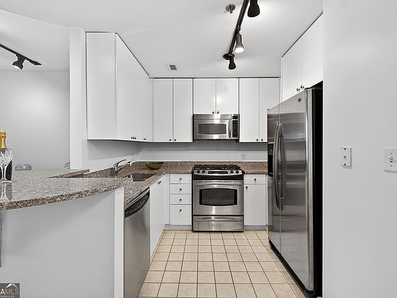 3rd image of 3338 Peachtree Rd NE APT 705