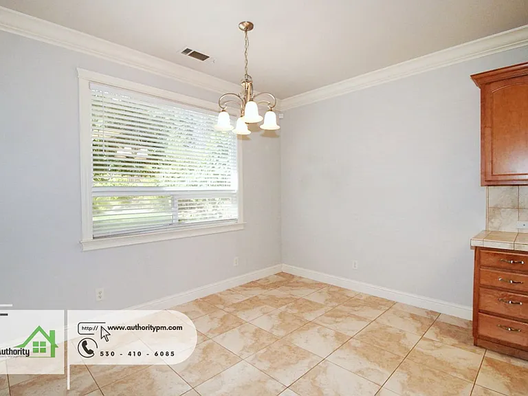 2052 Hedgerow Ave — Photo 16