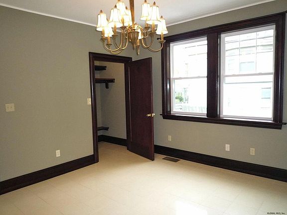 4 Large Bedrooms With Good Closet Space