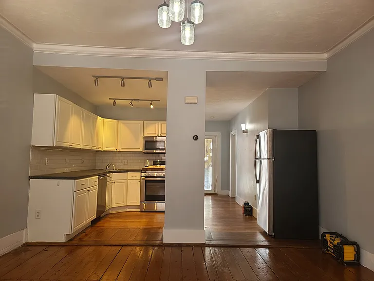 216 W 9th St #1 — Photo 3