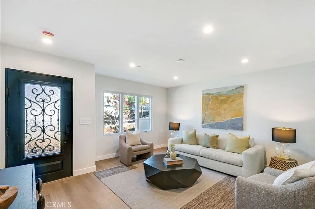 4 bed, 3.5 bath, 2700 sqft, $15,000 — Photo 3