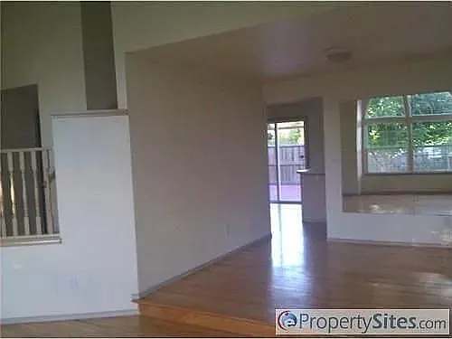 4 bed, 2.5 bath, 1814 sqft, $3,400 — Photo 3