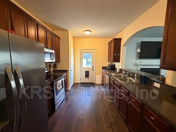 4th image of 1124 Rodgers St