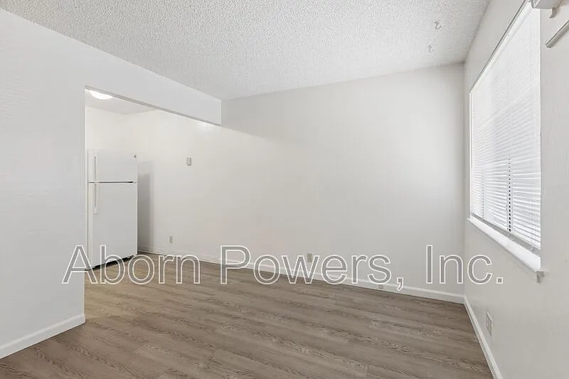 Building Photo - 2807 & 2813 Manor Dr #15