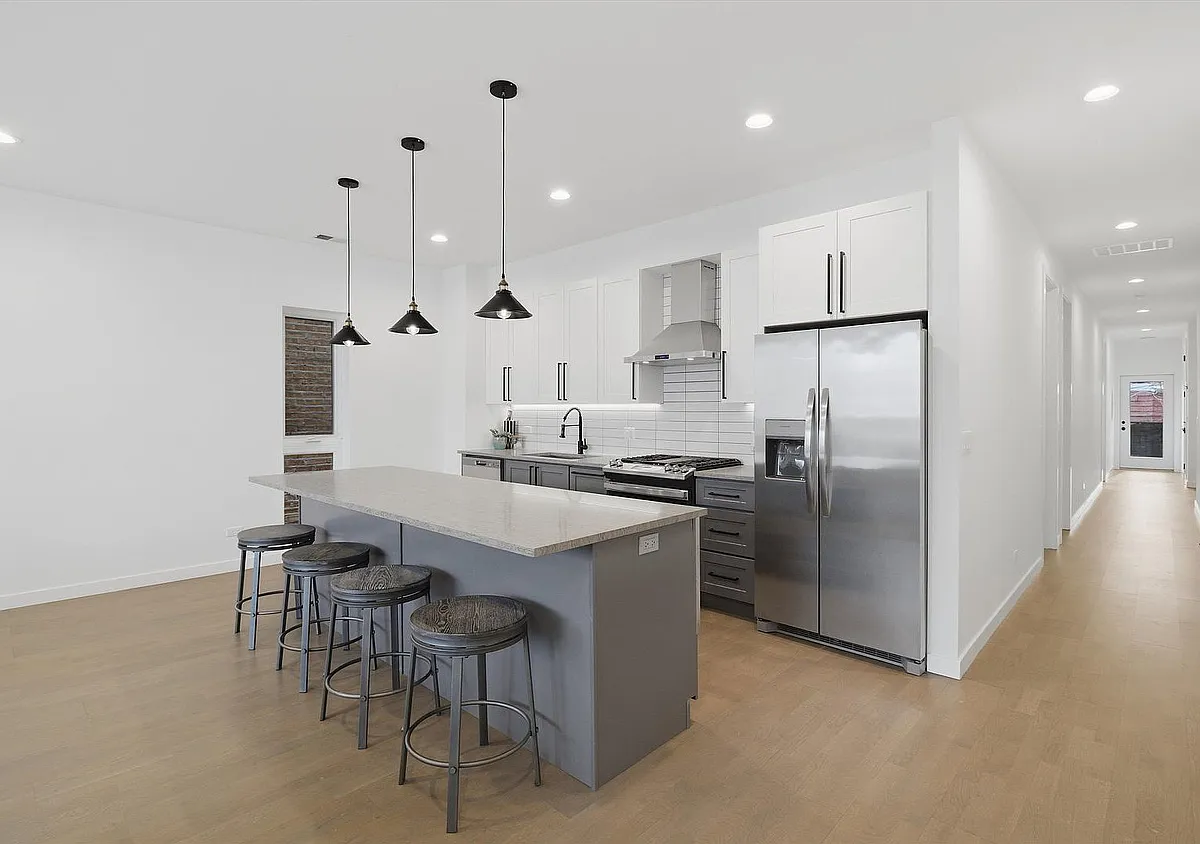 Building Photo - 5824 N Lincoln Ave #GN