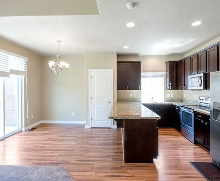 1848 W Woodview Dr — Photo 7