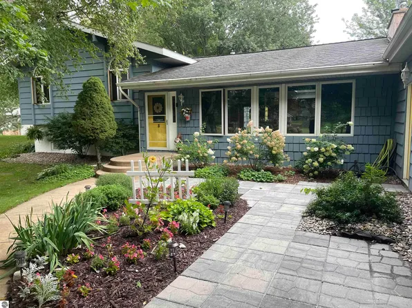 5775 Carriage Ln, Mount Pleasant, MI 48858